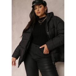 Czarna Kurtka z Kapturem Pikowana Helnee. Czarne kurtki damskie Renee, na jesień, plus size, bez wzorów, z tkaniny, z kapturem. Za 179.99 zł.