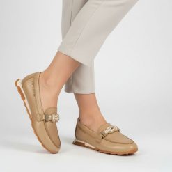 Półbuty damskie Hispanitas, ze skóry naturalnej wsuwany krój metalowa ozdoba na podbiciu, beżowe, HV264662 Bolero-V26 Desert. Brązowe półbuty damskie Hispanitas, z aplikacjami, z jeansu, bez obcasa, bez zapięcia. Za 619.00 zł.