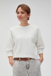 Bluza ze strukturalnego materiału biała. Białe bluzy damskie MOODO, m, bez wzorów, z elastanu, bez kaptura. W wyprzedaży za 79.99 zł.