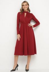 Bordowa Rozkloszowana Sukienka z Ozdobnym Wycięciem i Usztywnioną Linią Ramion Rivfedi. Czerwone sukienki damskie Born2be, bez wzorów, eleganckie, bez ramiączek. W wyprzedaży za 144.49 zł.
