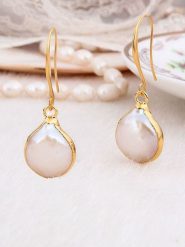 Pierres delicates Pozłacane kolczyki z masą perłową rozmiar: onesize. Białe kolczyki damskie Pierres delicates, z perłą, pozłacane, z zapięciem typu bigiel. Za 92.21 zł.