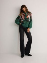 Jeansy flare z wysokim stanem - czarny. Czarne jeansy damskie Reserved, z podwyższonym stanem. W wyprzedaży za 99.99 zł.