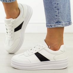 Białe sneakersy damskie Jezzi News 9088. Białe obuwie sportowe damskie Jezzi, na jesień, z dresówki, bez zapięcia, trekkingowe. Za 119.00 zł.