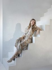 &Co Woman Sukienka "Averie" w kolorze beżowo-brzoskwiniowym rozmiar: M. Brązowe sukienki damskie &Co Woman, bez wzorów, z tkaniny, bez ramiączek. Za 113.90 zł.