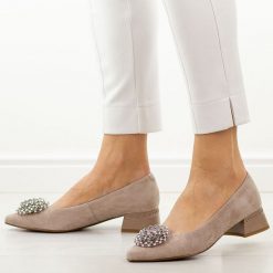 Beżowe skórzane czółenka damskie DiA 3029. Brązowe czółenka damskie DiA, z aplikacjami, ze skóry, z okrągłym noskiem, bez obcasa, na obcasie. W wyprzedaży za 368.72 zł.