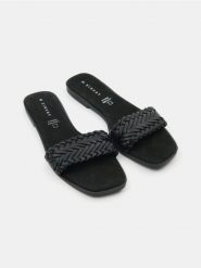 Klapki ze skórzaną wkładką - czarny. Czarne klapki damskie Sinsay, bez wzorów, bez obcasa, bez zapięcia. Za 49.99 zł.