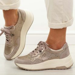 Beżowe skórzane ażurowe półbuty damskie T.Sokolski w26-295. Brązowe półbuty damskie Sokolski, na lato, w ażurowe wzory, z jeansu, z okrągłym noskiem, bez obcasa, na koturnie, bez zapięcia. W wyprzedaży za 269.10 zł.