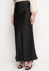 Czarna Satynowa Spódnica Maxi Shapas. Czarne spódnice damskie Born2be, l, bez wzorów, z satyny, maxi. Za 89.99 zł.