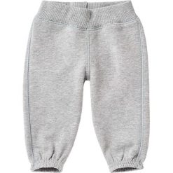 Spodnie dresowe w kolorze szarym. Szare spodnie niemowlęce Benetton Kids, z aplikacjami, z bawełny. W wyprzedaży za 27.95 zł.