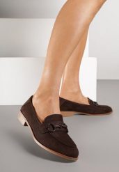 Brązowe Mokasyny Vices z Wkładką ze Skóry Naturalnej Zdobione Łańcuszkiem Delariona. Brązowe mokasyny damskie Renee, z jeansu, bez obcasa. Za 64.99 zł.