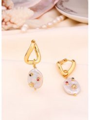 L'Atelier de Gaia Pozłacane kolczyki z perłami rozmiar: onesize. Białe kolczyki damskie L'Atelier de Gaia, z perłą, pozłacane. Za 78.28 zł.