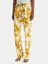 Versace Jeans Couture Spodnie materiałowe 80HAA111 NS756 Biały Regular Fit. Białe spodnie materiałowe damskie Versace Jeans Couture, bez wzorów, z jeansu. Za 1,769.00 zł.