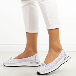 Białe skórzane baleriny damskie Filippo Dp6718/26. Białe balerinki damskie Filippo, w ażurowe wzory, z jeansu, z okrągłym noskiem. W wyprzedaży za 192.72 zł.