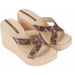 Klapki dla kobiet Ipanema HIGH FASHION SLIDE. Brązowe klapki damskie Ipanema, bez wzorów, bez obcasa, bez zapięcia. Za 149.00 zł.