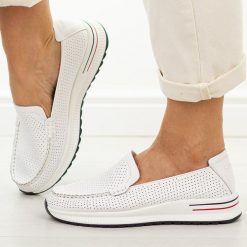 Białe ażurowe skórzane mokasyny damskie Jezzi 9793. Białe mokasyny damskie Jezzi, na jesień, z jeansu, z okrągłym noskiem, bez obcasa. Za 239.00 zł.