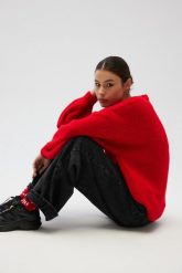 Sweter oversize z bufiastymi rękawami w kolorze INTENSE RED - RIVERO. Czerwone swetry klasyczne damskie Marsala, na lato, z poliamidu, bez kołnierzyka. Za 349.90 zł.