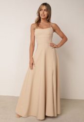 Beżowa Wieczorowa Sukienka Rozkloszowana z Odkrytymi Plecami i Rozcięciem Tomley. Brązowe sukienki damskie Born2be, bez wzorów, eleganckie, bez ramiączek. Za 249.99 zł.