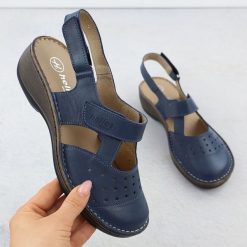 Skórzane komfortowe sandały damskie pełne granatowe Helios 150.041. Sandały damskie Helios, bez wzorów, ze skóry, bez obcasa, bez zapięcia. Za 259.99 zł.