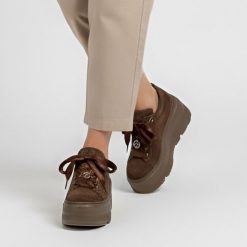 Sneakersy damskie Karino, półbuty na wysokiej platformie i ze skóry zamszowej, brązowe, 5739-015-P-Cervo-Welur. Brązowe półbuty damskie Karino, bez wzorów, z satyny, bez obcasa, na platformie, bez zapięcia. Za 484.99 zł.