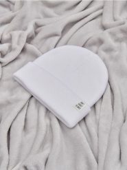 Czapka beanie - kremowy. Białe czapki damskie Sinsay, z aplikacjami, z dzianiny. Za 9.99 zł.