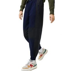 Spodnie turystyczne damskie Lacoste Badge. Niebieskie spodnie sportowe damskie Lacoste, na lato, xs, z aplikacjami, z bawełny, trekkingowe. Za 447.00 zł.