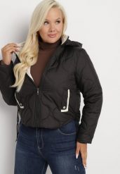 Czarna Kurtka Krótka z Pikowaniem i Odpinanym Kapturem Taraes. Czarne kurtki damskie Born2be, plus size, bez wzorów, z jeansu. Za 94.99 zł.