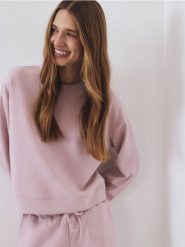 Bluza z dodatkiem modalu - pastelowy róż. Czerwone bluzy damskie Reserved, l, bez wzorów, z dzianiny, bez kaptura. W wyprzedaży za 79.99 zł.