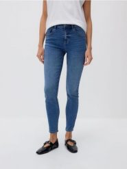 Jeansy slim mid rise - niebieski. Niebieskie jeansy damskie Reserved. Za 99.99 zł.