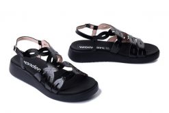 WONDERS C-6542 negro, sandały damskie. Czarne sandały damskie Wonders, bez wzorów, ze skóry, bez obcasa, na obcasie, bez zapięcia. Za 431.92 zł.
