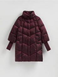 Długa pikowana kurtka - burgundowy. Czerwone kurtki damskie Reserved, l, bez wzorów, z tkaniny, bez kaptura. Za 359.99 zł.