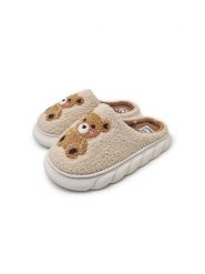 Wsuwane kapcie teddy z motywem misia - kremowy. Białe kapcie damskie Sinsay. Za 32.99 zł.