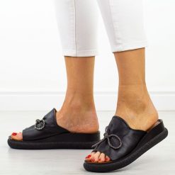 Czarne skórzane klapki damskie na platformie T.Sokolski 154. Czarne klapki damskie Sokolski, z aplikacjami, ze skóry, bez obcasa, na platformie, bez zapięcia. Za 239.00 zł.