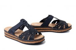 RIEKER 62986-14 blue, klapki damskie. Niebieskie klapki damskie Rieker, bez wzorów, bez obcasa, bez zapięcia. Za 255.92 zł.