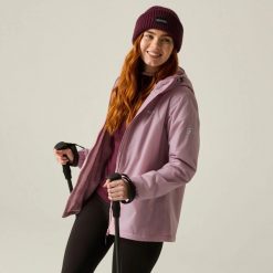 Damska kurtka z polarową podszytą Kybre. Zielone kurtki damskie Regatta, bez wzorów, z materiału, z kapturem. Za 399.99 zł.