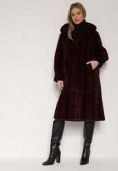 Bordowy Płaszcz Futerko w Pionowy Wzór z Kapturem Cahroris. Czerwone płaszcze damskie Born2be, l, bez wzorów, z dzianiny, z kapturem. Za 299.99 zł.