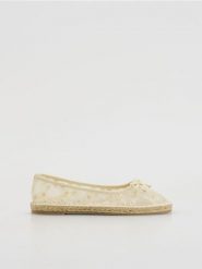 Transparentne espadryle - złamana biel. Espadryle damskie Reserved, bez wzorów, bez obcasa. W wyprzedaży za 109.99 zł.