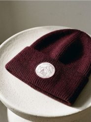 Prążkowana czapka beanie z naszywką - bordowy. Czerwone czapki damskie Sinsay, z aplikacjami, prążkowane. Za 19.99 zł.