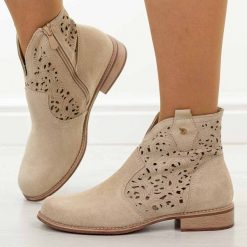 Beżowe skórzane ażurowe botki damskie T.Sokolski w26-50. Brązowe botki damskie Sokolski, na jesień, z jeansu, biznesowe, z okrągłym noskiem, bez obcasa, na obcasie, bez zapięcia. W wyprzedaży za 251.10 zł.