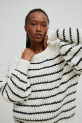 Sweter oversize z bufiastym rękawem w BIAŁO-CZARNE paski - RIVERO-UNI. Białe golfy damskie Marsala, bez wzorów, z wełny, bez ramiączek. Za 269.90 zł.