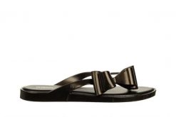 Japonki Melissa Flip Flop Cute Ad Metallic Black 010458, Czarny, Guma - 37. Czarne klapki damskie Melissa, bez wzorów, z gumy, bez obcasa, na płaskiej podeszwie, bez zapięcia. W wyprzedaży za 224.10 zł.