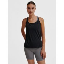 Damski tank top Hummel Mt Vanja Strap. Czarne koszulki sportowe damskie Hummel, bez wzorów, bez ramiączek, do piłki nożnej. Za 168.00 zł.
