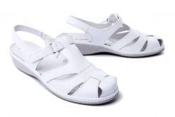 SUAVE 720007-03 white, sandały damskie. Białe sandały damskie Suave, bez wzorów, ze skóry, bez obcasa, na koturnie, bez zapięcia. Za 276.43 zł.