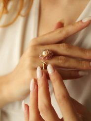 Pierres delicates Pozłacany pierścionek z perłą i kwarcem rozmiar: onesize. Różowe pierścionki damskie Pierres delicates, z kwarcem, pozłacane. Za 39.99 zł.