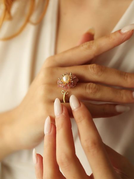 Pierres delicates Pozłacany pierścionek z perłą i kwarcem rozmiar: onesize. Różowe pierścionki damskie Pierres delicates, z kwarcem, pozłacane. Za 39.99 zł.