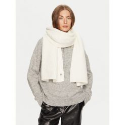 Szalik Guess. Białe szaliki damskie Guess, z aplikacjami. Za 379.99 zł.