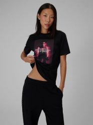 4F T-shirt relaxed z nadrukiem damski - czarny S. Czarne koszulki sportowe damskie 4F, l, bez wzorów, z bawełny, bez ramiączek. Za 69.99 zł.