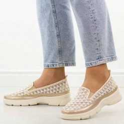 Beżowe przewiewne półbuty damskie Potocki 103302. Brązowe półbuty damskie POTOCKI, na lato, bez wzorów, z jeansu, z okrągłym noskiem, bez obcasa, na płaskiej podeszwie, bez zapięcia. Za 119.00 zł.