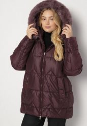 Ciemnofioletowa Pikowana Kurtka z Kapturem z Futerkiem Tevea. Fioletowe kurtki damskie Born2be, plus size, bez wzorów, z dzianiny, z kapturem. Za 219.99 zł.