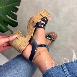 Czarne skórzane sandały damskie na platformie Porronet 3178. Czarne sandały damskie Porronet, bez wzorów, z jeansu, bez obcasa, na platformie, bez zapięcia. Za 349.00 zł.