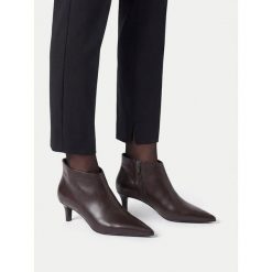 Botki GINO ROSSI. Brązowe botki damskie Gino Rossi, bez obcasa, na szpilce, bez zapięcia. Za 429.99 zł.